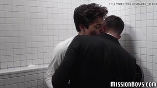 Two Mormon twinks hook up in the bathroom secretly