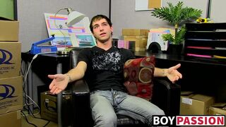 Amateur homo Kevin Grover shows off assets before wank off