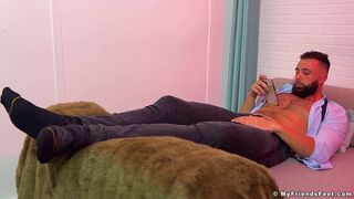 Hairy stud Maui shows off his massive feet while jerking off