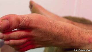 Hairy stud Maui shows off his massive feet while jerking off