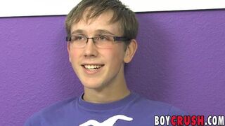 Nerdy homo is happy to relax and stroke his mighty dick