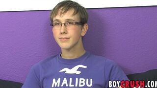 Nerdy homo is happy to relax and stroke his mighty dick