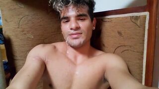 corrida en la cara me trago mi leche caliente y baño mi cara con ella