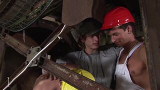 Hot workers decide to have a threesome instead of working
