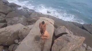 Sexo entre amigos em plena praia no rio de janeiro .