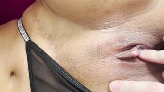 Ela pedindo pra sentir o pau dele e eu não resisti.. coloquei o pau pra meter no pelo.