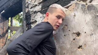 A man's big and thick dick fucks a twink without lubrication in an abandoned house - 389