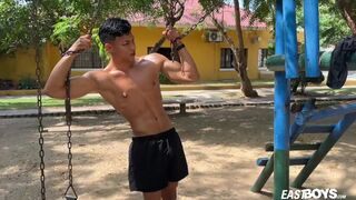 Muscle twink Aalan Foxter handjob huge dick