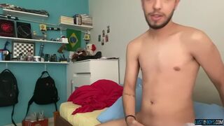 Latino amateur Henry Lynes jerks off dick in private video