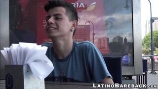 After having drinks outside these two twinks have hot sex