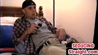 Real str8 amateur dude gets gay BJ in vintage homemade suck