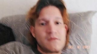 El chacal Colombiano le chupo el culo a su novio debajo de las sábanas se nota lo mucho que le gusta