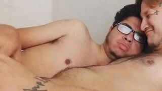 El chacal Colombiano le chupo el culo a su novio debajo de las sábanas se nota lo mucho que le gusta