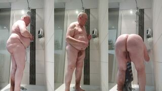 Intense showering – full body view