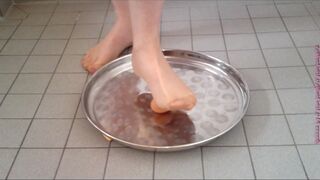 Crush the raw eggs and piss nylon foot crushing