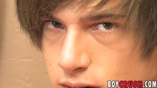 Hot twink Connor Terrence jizzes on fleshlight after wanking