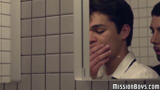 Two Mormon twinks hook up in the bathroom secretly