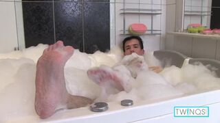 Hot Twink Xander H can't rubbing his wet ass and jerking off his cock in the bathtub!