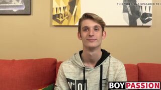 Twink beauty Chris Tucker wanks off hard after interview