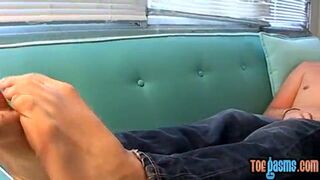 Hot twink wiggles his toes while masturbating