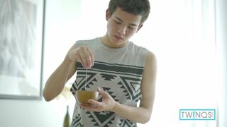 Sexy Massajist Xander Was Dicked & Facialized By Handsome Blonde James!